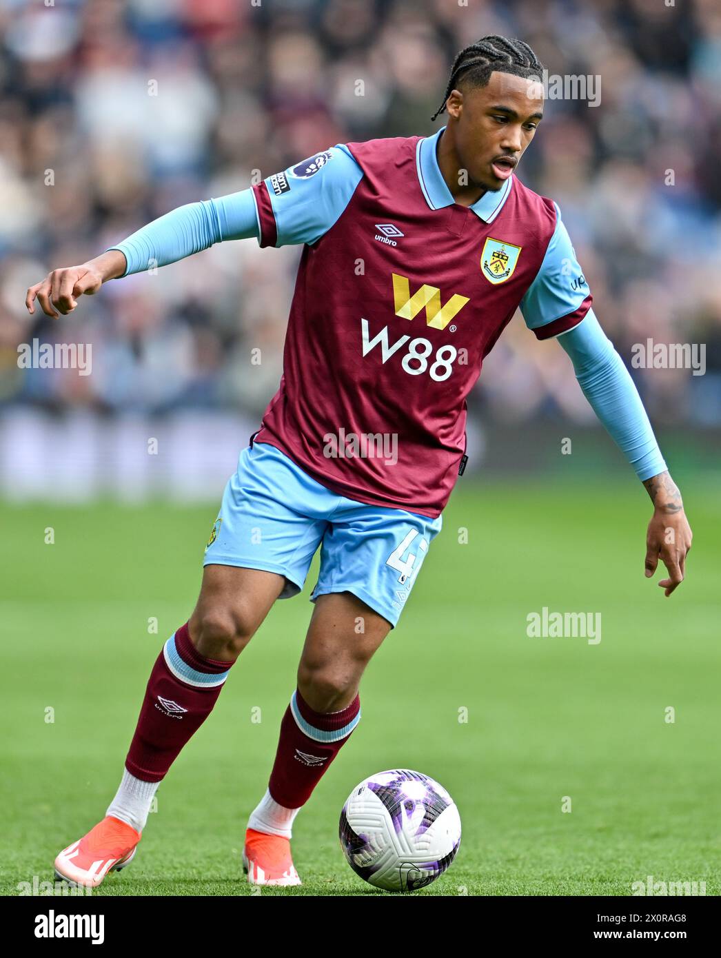 Turf Moor, Burnley, Lancashire, Großbritannien. April 2024. Premier League Football, Burnley gegen Brighton und Hove Albion; Wilson Odobert aus Burnley will den Ball übertreffen Credit: Action Plus Sports/Alamy Live News Stockfoto