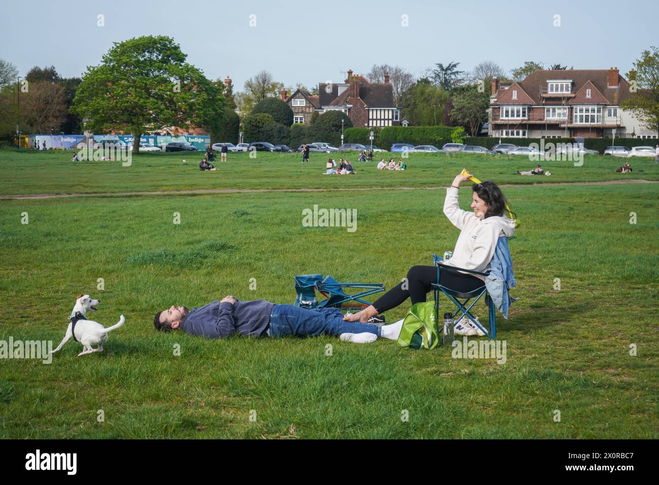 London 13. April 2024.Menschen genießen die Frühlingssonne am Wimbledon Common im Südwesten Londons, da die Temperaturen am Wochenende auf 21 Celsius steigen werden. Quelle: amer Gazzal/Alamy Live News Stockfoto
