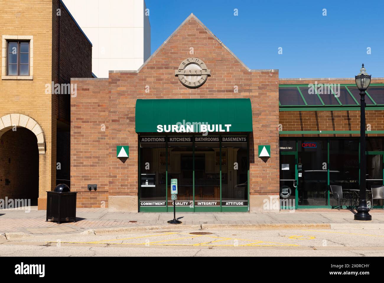 Crystal Lake, Illinois - USA - 8. April 2024: Gebäude in der Innenstadt und Geschäfte an der N. Williams Street in Crystal Lake, Illinois, USA. Stockfoto