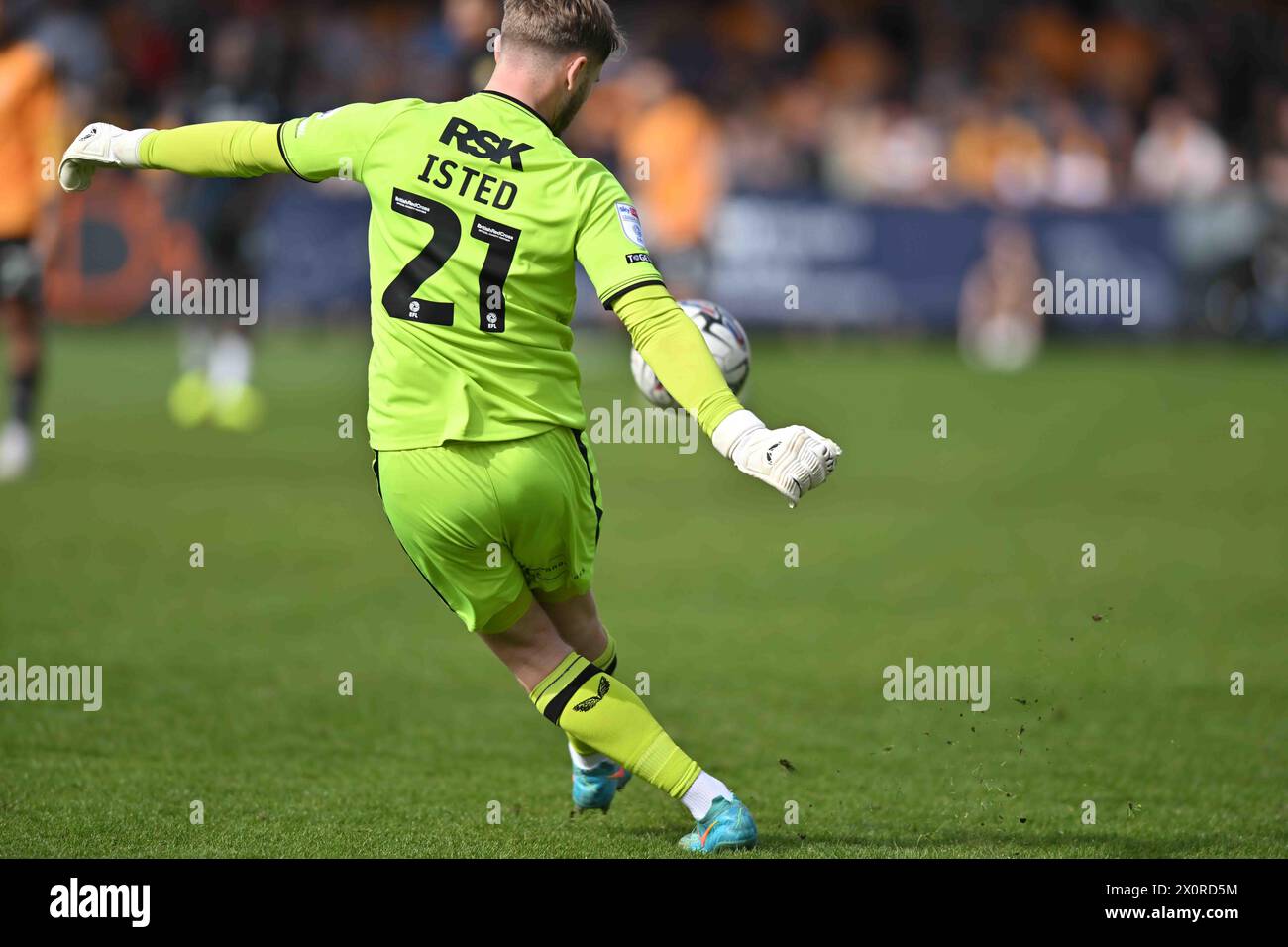 Torhüter Harry Istead (21 Charlton Athletic) während des Spiels der Sky Bet League 1 zwischen Cambridge United und Charlton Athletic im Cledara Abbey Stadium, Cambridge am Freitag, den 12. April 2024. (Foto: Kevin Hodgson | MI News) Credit: MI News & Sport /Alamy Live News Stockfoto