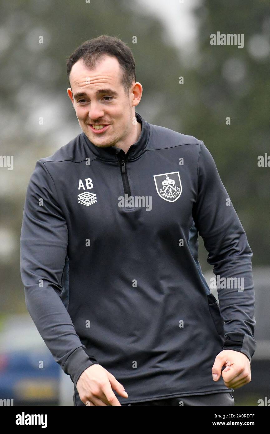 Landore, Swansea, Wales. 13. April 2024. Adam Bulman Burnley Academy Sports Scientist in der Halbzeit während des U18-Spiels zwischen Swansea City und Burnley in der Swansea City Academy in Landore, Swansea, Wales, Großbritannien am 13. April 2024. Quelle: Duncan Thomas/Majestic Media/Alamy Live News. Stockfoto