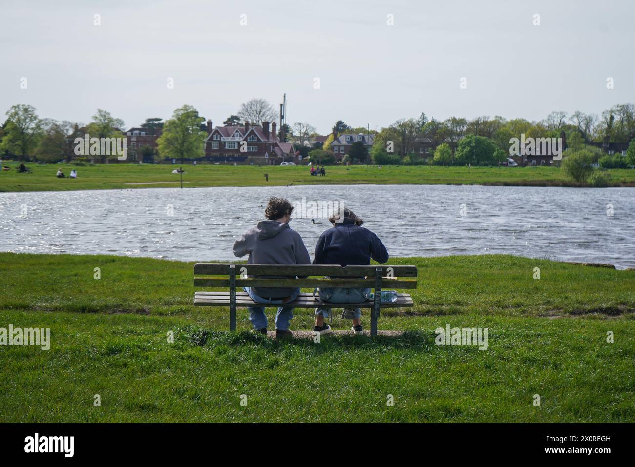 London 13. April 2024.die Menschen entspannen sich in der Frühlingssonne am Wimbledon Common im Südwesten Londons, da die Temperaturen am Wochenende auf 21 Celsius steigen werden. Quelle: amer Gazzal/Alamy Live News Stockfoto