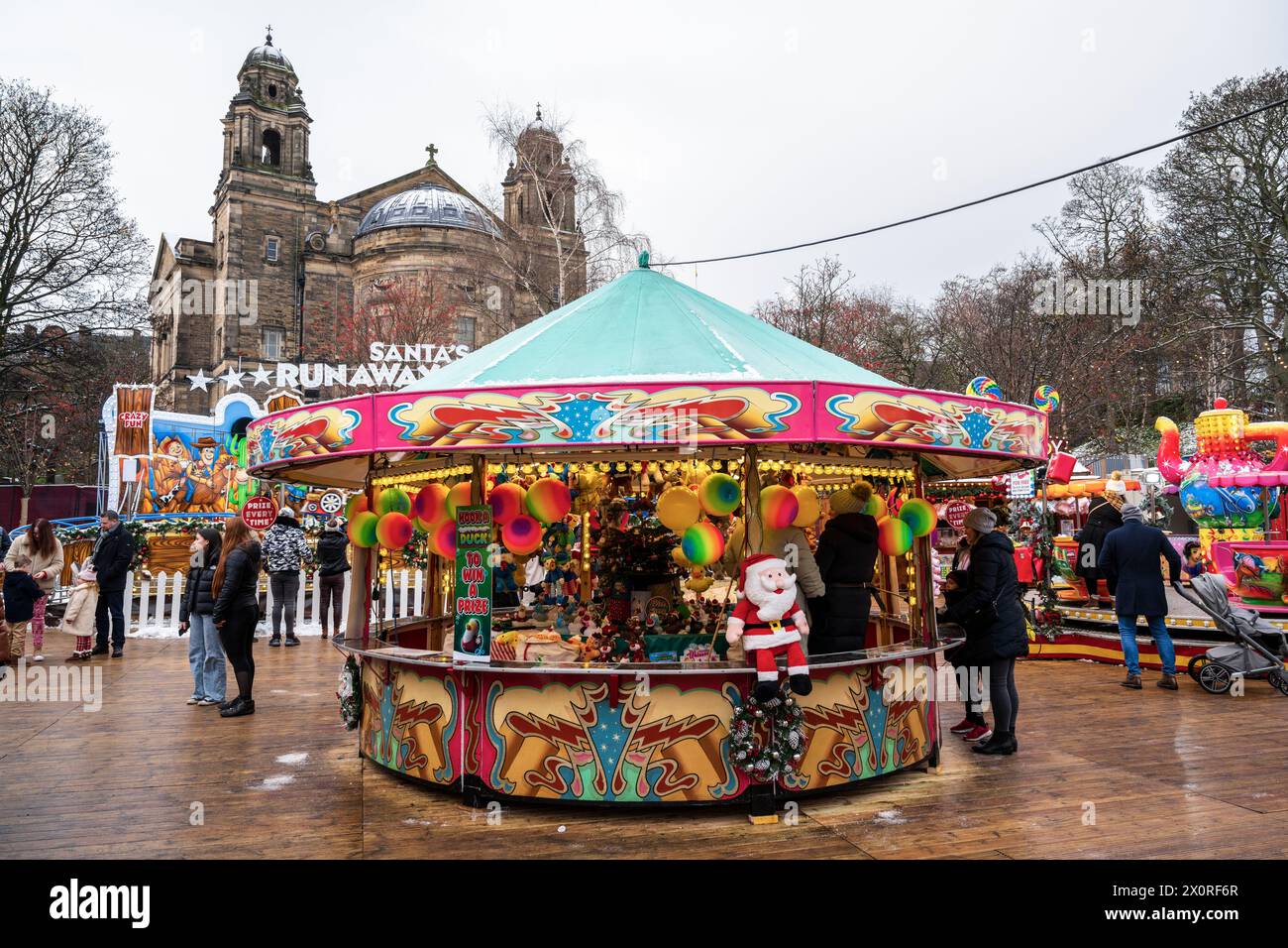 Weihnachten 2022 - Hook a Duck in festlicher Messe in West Princes Street Gardens in Edinburgh, Schottland, Großbritannien Stockfoto