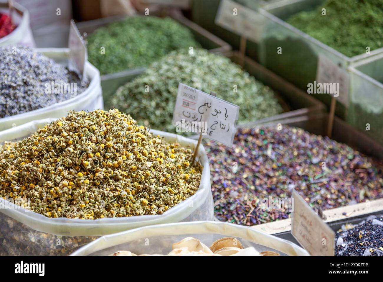 Getrocknete traditionelle Kräuter und Gewürze im Souq Waqif in Doha, Katar. Es gibt Kamille, Bananen, Rosenblüten und andere, von denen viele im Iran hergestellt werden. Stockfoto