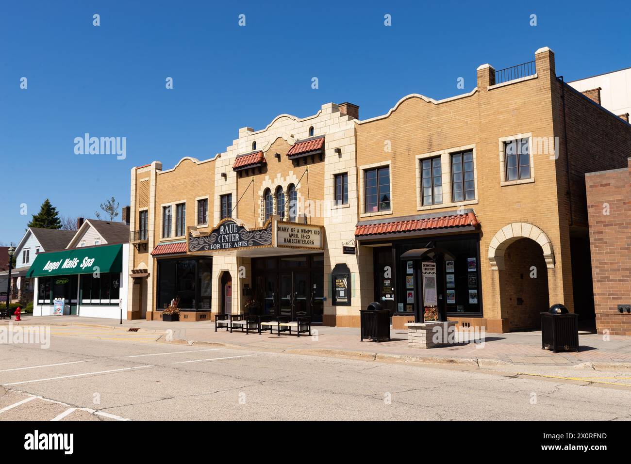 Crystal Lake, Illinois - USA - 8. April 2024: Gebäude und Geschäfte in der Innenstadt an der N. Williams Street in Crystal Lake, Illinois, USA. Stockfoto