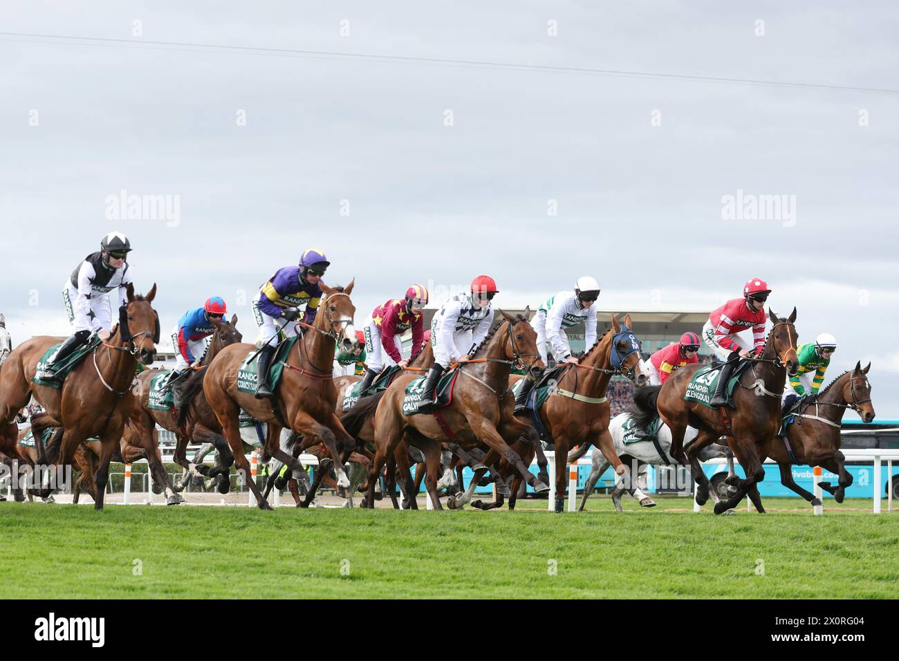 13. April 2024; Aintree Racecourse, Aintree, Merseyside, England: 2024 Grand National Festival Day 3; die Pferde laufen zum ersten Zaun der Randox Grand National Steeple Chase Stockfoto