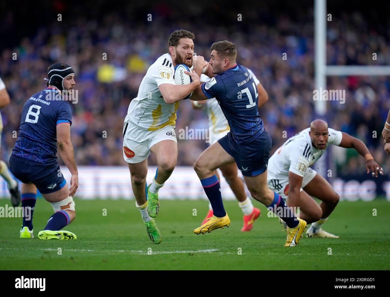 La Rochelles Tawera Kerr-Barlow (links) wird im Viertelfinale des Investec Champions Cup im Aviva Stadium in Dublin von Leinster mit Jordan Larmour bekämpft. Bilddatum: Samstag, 13. April 2024. Stockfoto