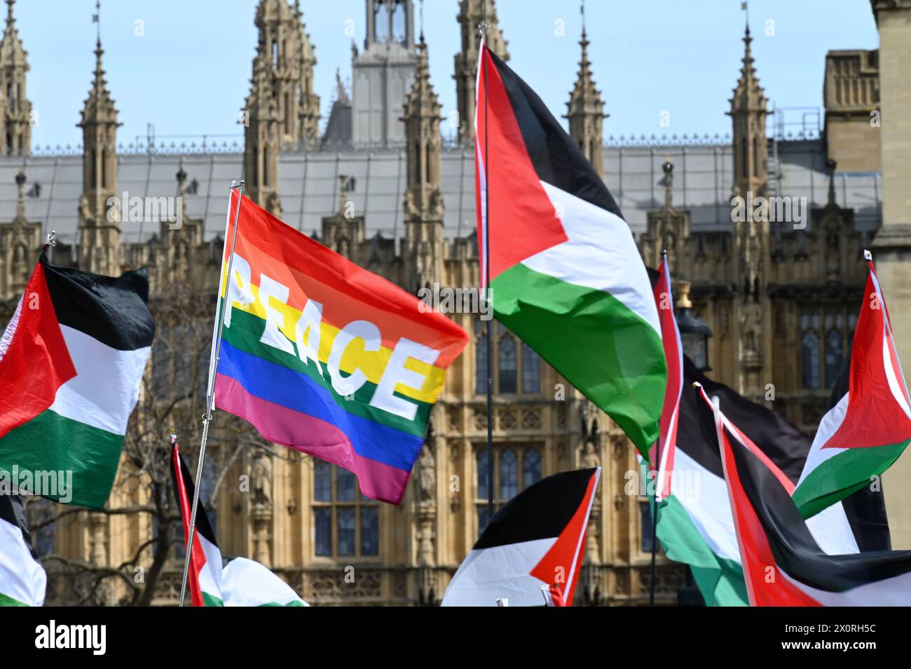 London, Großbritannien. Friedensflagge. Pro-Palästina-Protest auf dem Parlamentsplatz. Aktivisten verlangten, dass die britische Regierung aufhört, Israel zu bewaffnen, während der Krieg in Gaza andauert. Stockfoto
