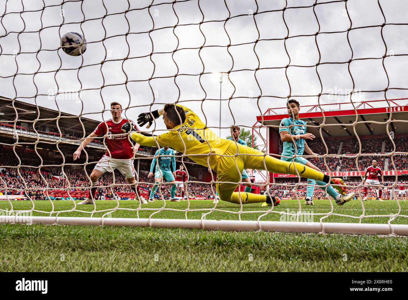 The City Ground, Nottingham, Großbritannien. April 2024. Premier League Football, Nottingham Forest gegen Wolverhampton Wanderers; Morgan Gibbs-White aus Nottingham Forest erzielt in der 46. Minute für 1-1 den Equalizer hinter Jose Sa in den Wolves. Credit: Action Plus Sports/Alamy Live News Stockfoto