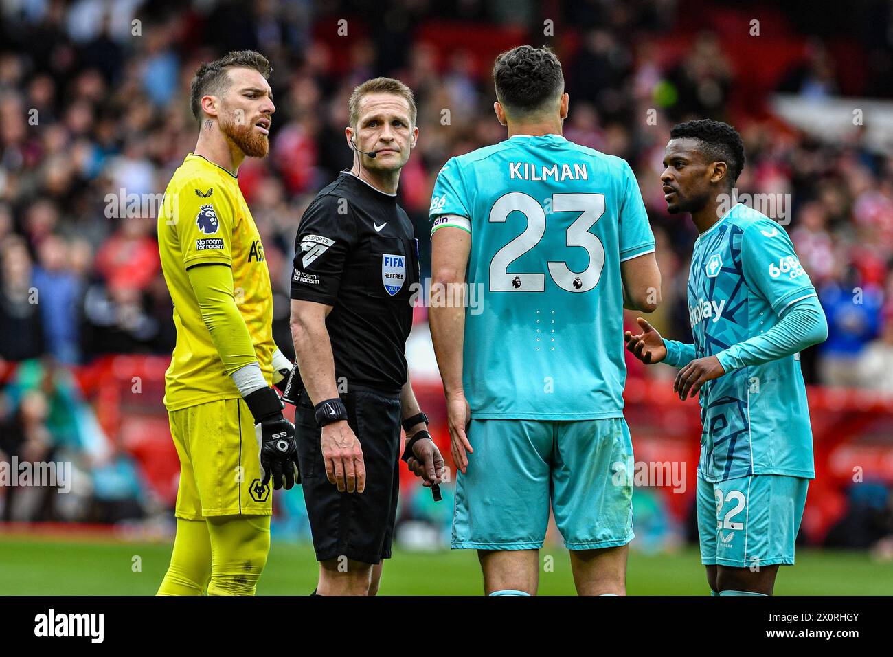 The City Ground, Nottingham, Großbritannien. April 2024. Premier League Football, Nottingham Forest gegen Wolverhampton Wanderers; Wolves Spieler streiten sich mit Schiedsrichter Craig Pawson. Credit: Action Plus Sports/Alamy Live News Stockfoto