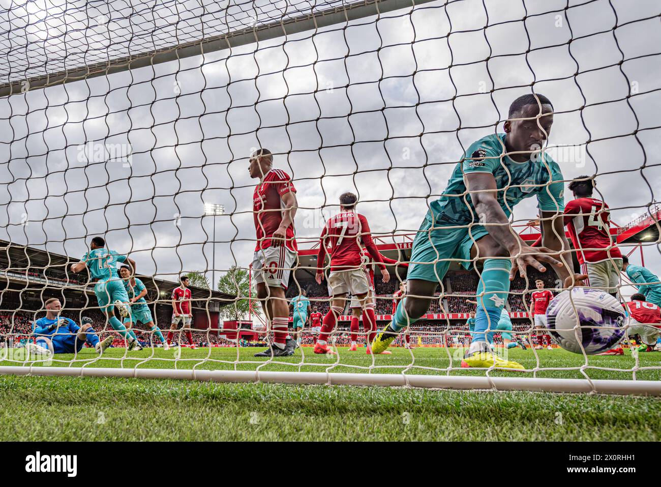 The City Ground, Nottingham, Großbritannien. April 2024. Premier League Football, Nottingham Forest gegen Wolverhampton Wanderers; Matheus Cunha of Wolves erzielt in der 62. Minute für 2-2 den Equalizer hinter Matz Sels im Wald Stockfoto