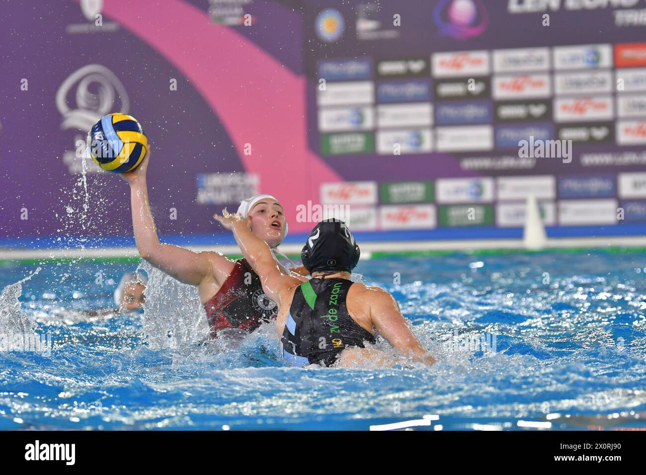 Triest, Italien. April 2024. Lucrezia Cergol (Pallanuoto Trieste) während des Europacups der Frauen - Halbfinale - Pallanuoto Trieste gegen ZV de Zaan, Wasserpolo-Spiel LEN Euro Cup in Triest, Italien, 13. April 2024 Credit: Independent Photo Agency/Alamy Live News Stockfoto