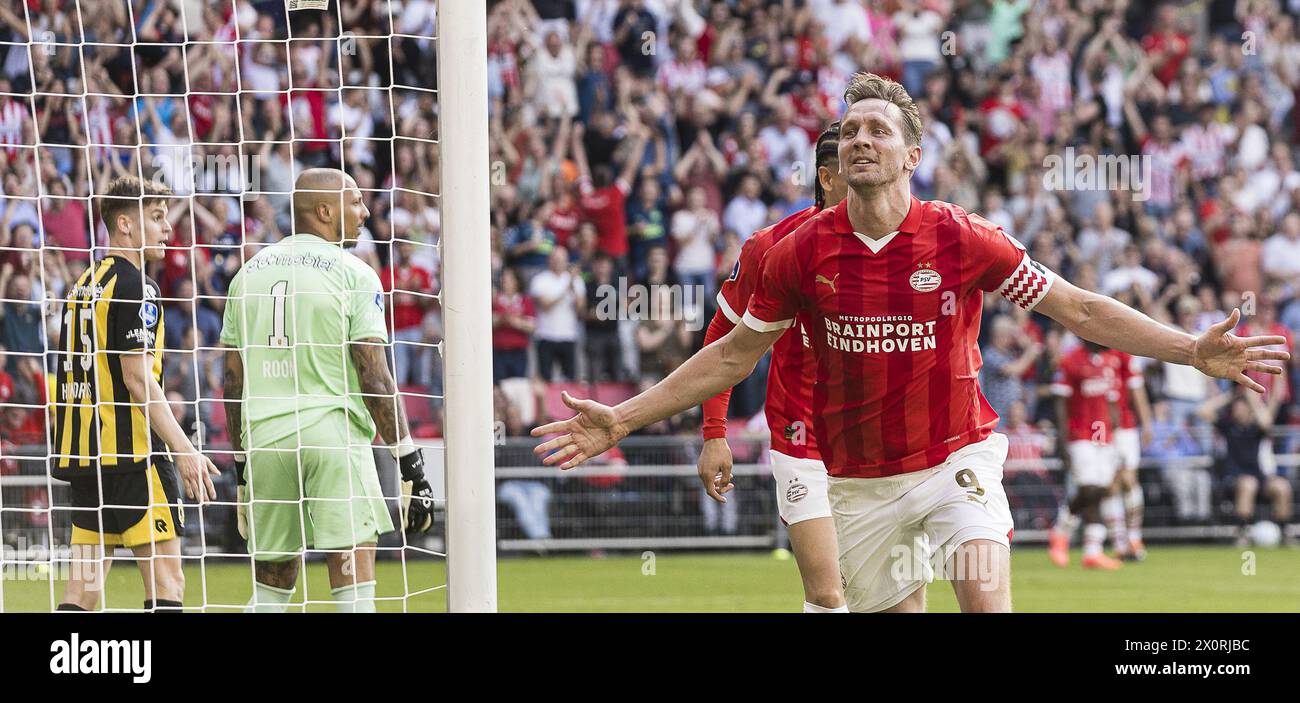 EINDHOVEN - 13-04-2024. Philis Stadion. Eredivisie voetbal, Saison 2023-2024. PSV – Vitesse. Endpunktzahl 6:0. PSV-Spieler Luuk de Jong feiert das Tor, Vitesse Keeper Eloy Room, Vitesse-Spieler Ramon Hendriks Enttäuschung. Beschreibung: Pro Shots/Alamy Live News Stockfoto