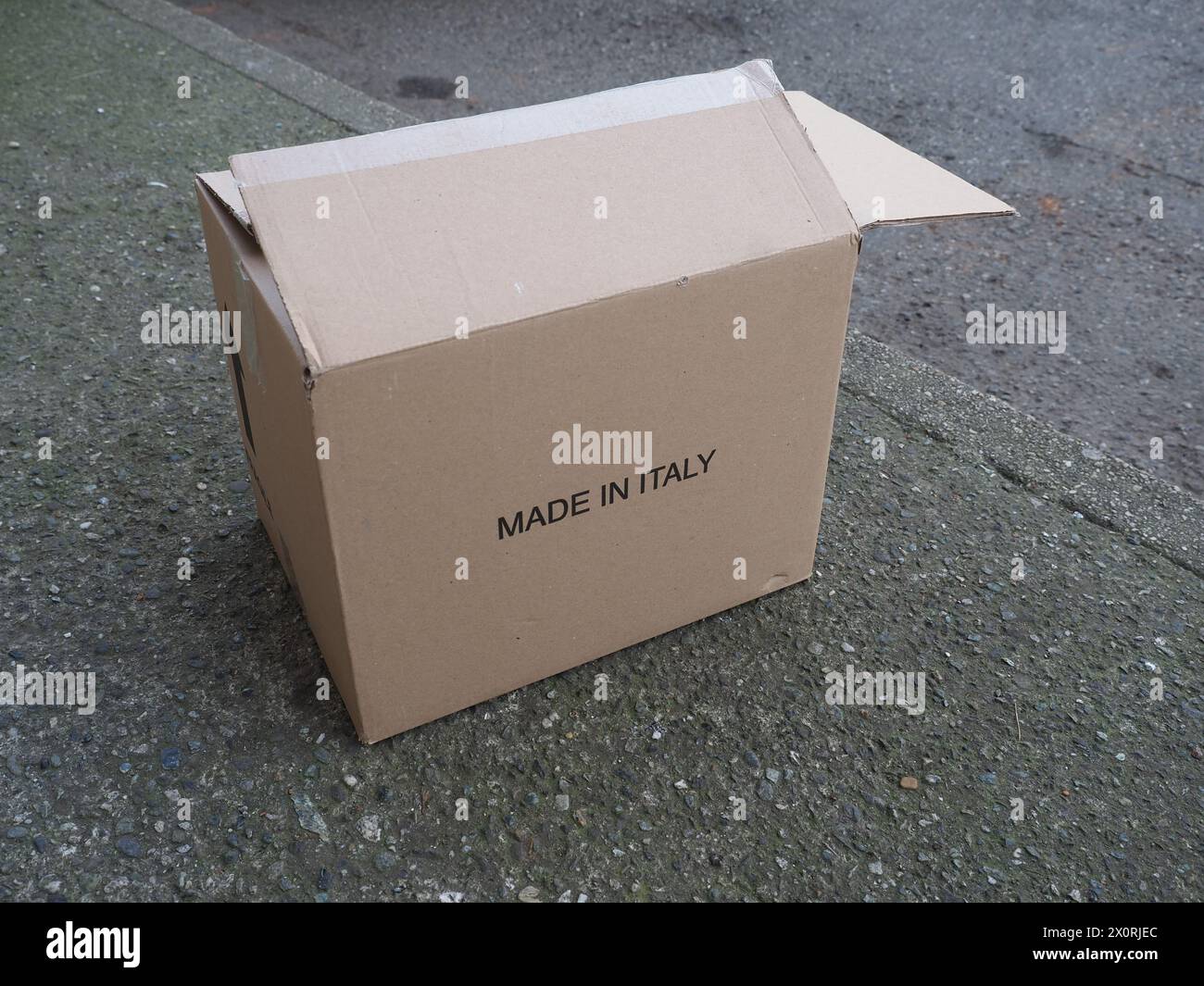 Made In Italy Brown Wellpappkarton Stockfoto