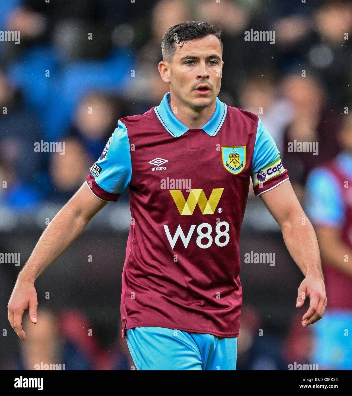 Turf Moor, Burnley, Lancashire, Großbritannien. April 2024. Premier League Football, Burnley gegen Brighton und Hove Albion; Josh Cullen von Burnley Credit: Action Plus Sports/Alamy Live News Stockfoto