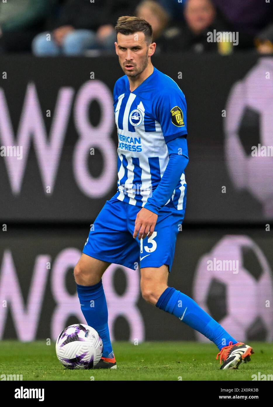 Turf Moor, Burnley, Lancashire, Großbritannien. April 2024. Premier League Football, Burnley gegen Brighton und Hove Albion; Pascal Grob aus Brighton mit dem Ball Credit: Action Plus Sports/Alamy Live News Stockfoto