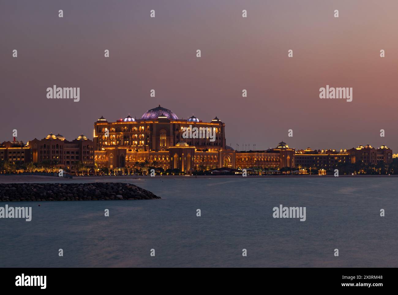 Ein Bild vom Emirates Palace Mandarin Oriental Hotel bei Sonnenuntergang. Stockfoto