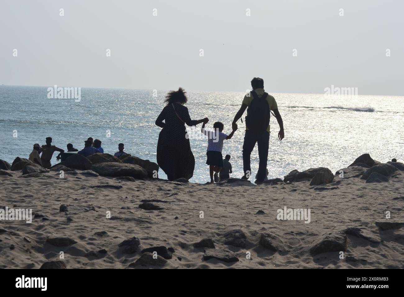 Dhanushkodi, Tamil Nadu Indien-Februar 2024 glückliche indische Familie, Vater Mutter und Sohn, die Hände halten, rannten mit Happy an die Küste von Dhanushkodi Stockfoto