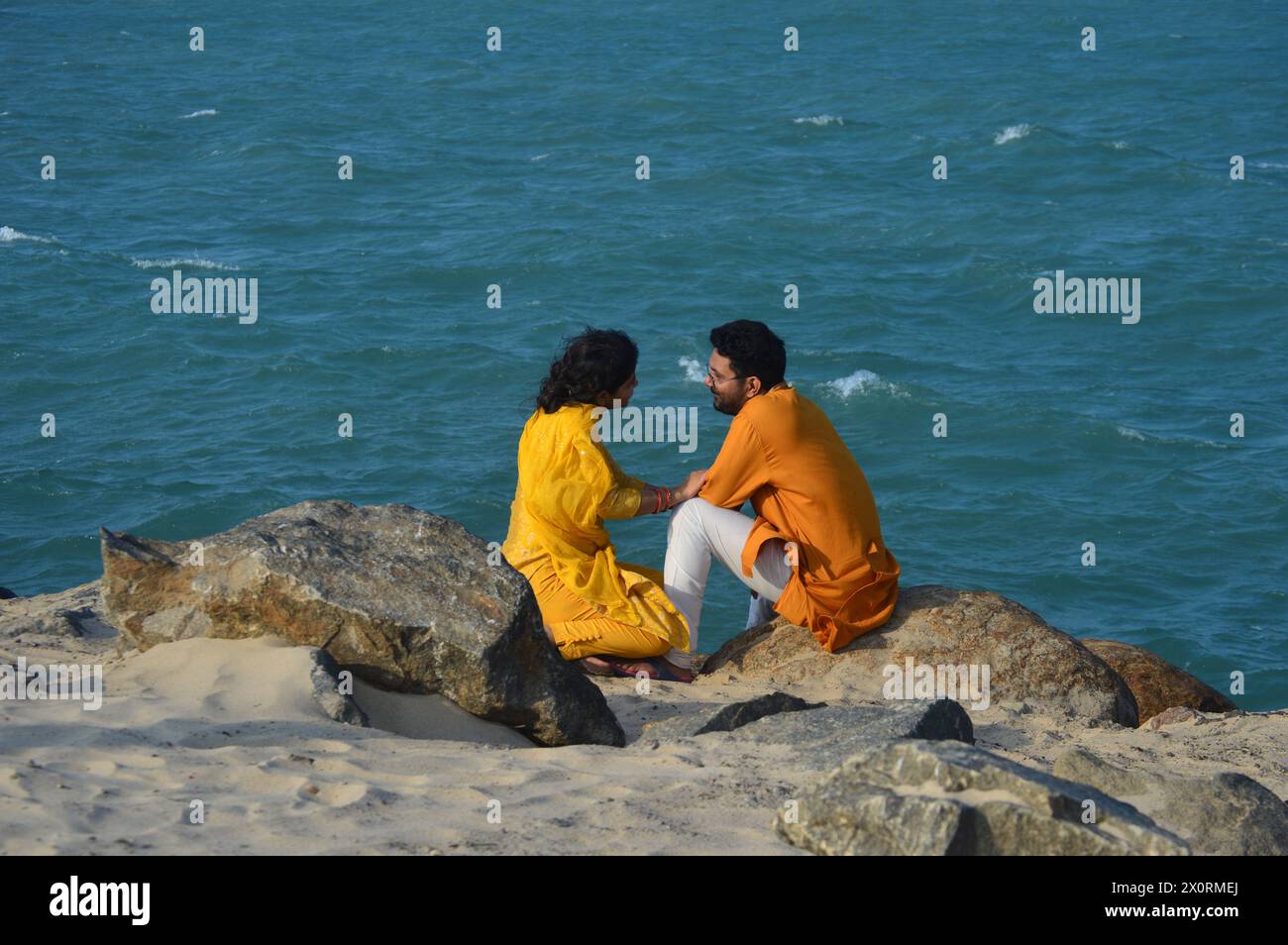 Dhanushkodi, Tamil Nadu, Indien - Februar 2024. Verliebte Paare beobachten einander am Dhanushkodi Beach Stockfoto