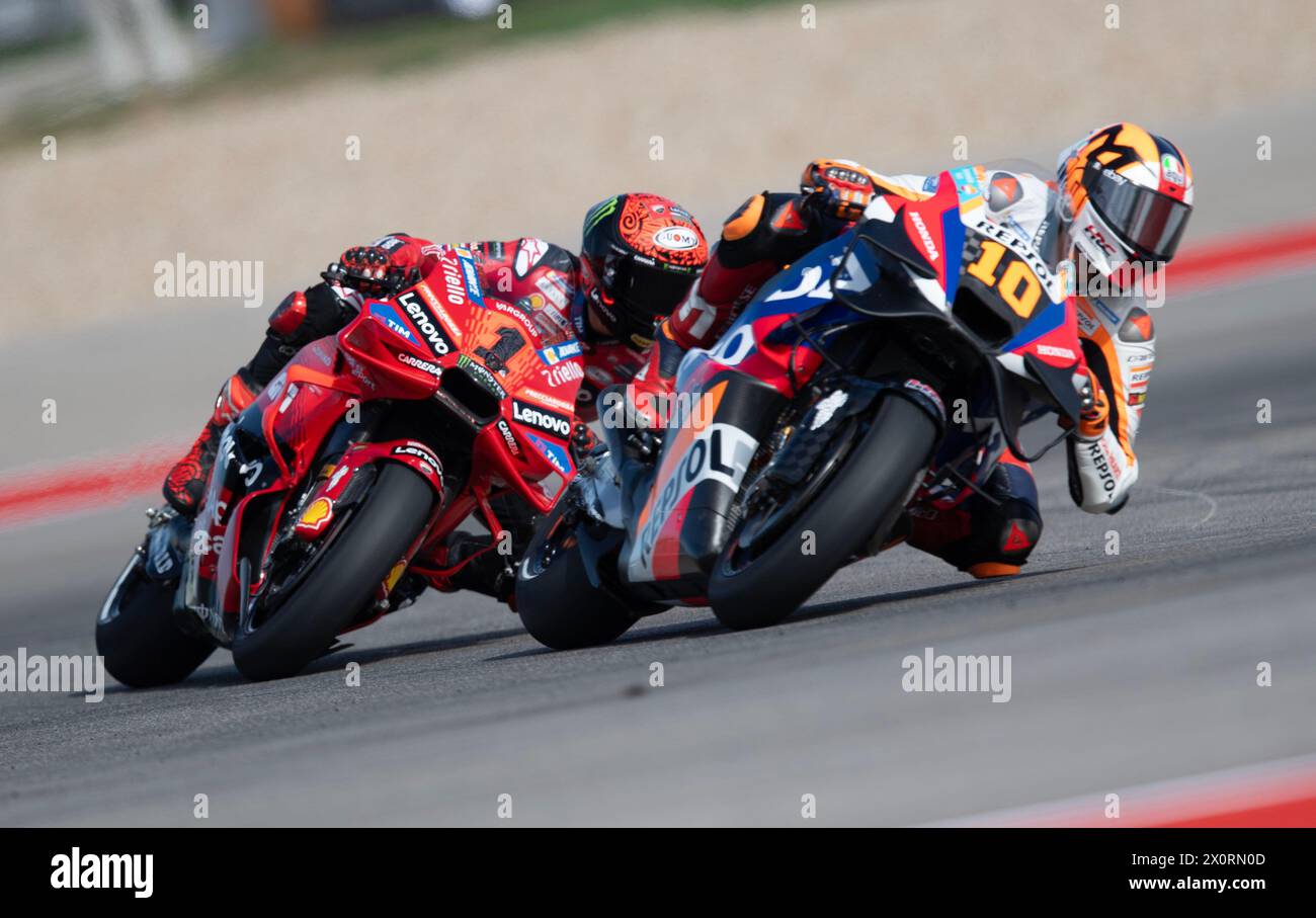 Austin, Texas, USA. April 2024. 1 FRANCESCO BAGNAIA Ducati Lenovo Team und #10 LUCA MARINI Respol Honda Team während der Aufwärmphase am Samstag in Runde 8. (Credit Image: © Hoss McBain/ZUMA Press Wire) NUR REDAKTIONELLE VERWENDUNG! Nicht für kommerzielle ZWECKE! Stockfoto