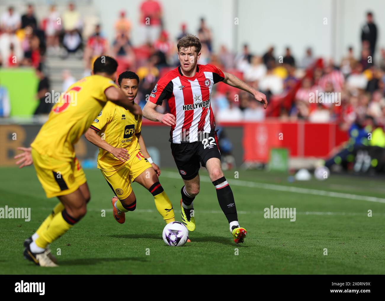 April 2024; Gtech Community Stadium, Brentford, London, England; Premier League Football, Brentford gegen Sheffield United, Nathan Collins aus Brentford, gegen Cameron Archer aus Sheffield United Stockfoto