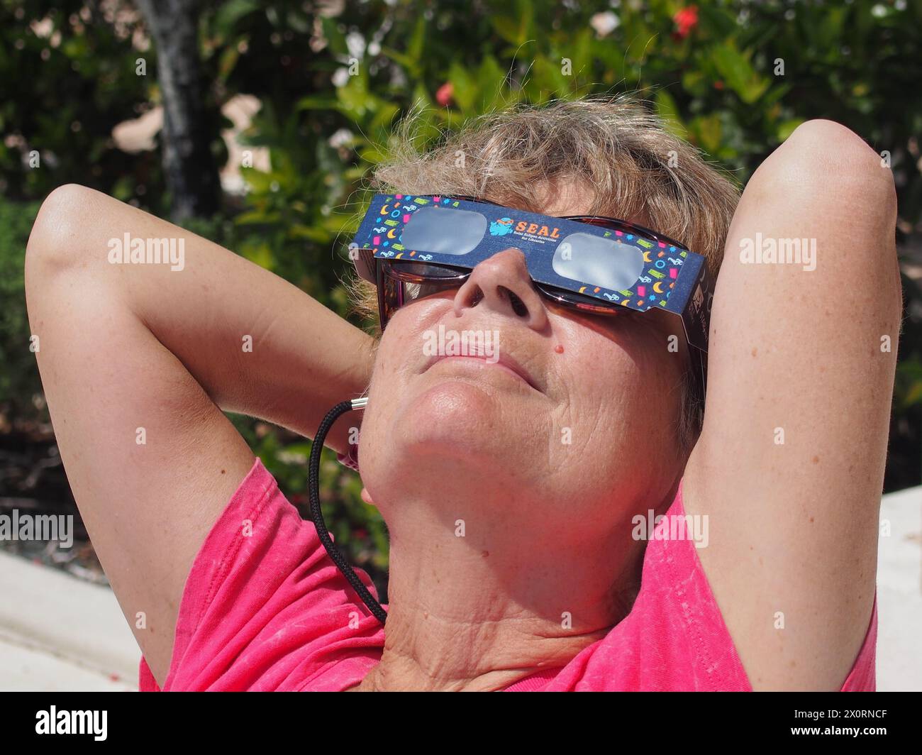 Frau, die sicher eine Sonnenfinsternis sieht, 8. April 2024, Florida, USA Stockfoto