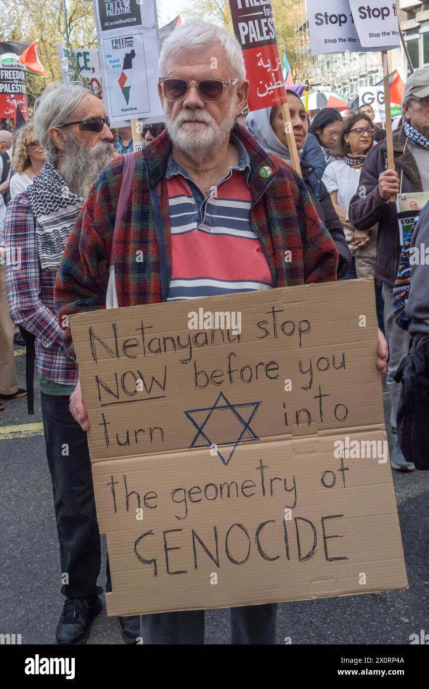 London, Großbritannien. 13. April 2024. Der Mann hält ein Schild: "Netanjahu stoppt JETZT..." Tausende marschieren durch London zu einer Kundgebung auf dem Parlamentsplatz, an einem Tag, an dem sie im ganzen Land einen sofortigen Waffenstillstand fordern, dass Großbritannien aufhört, Waffen an Israel zu verkaufen und ein freies Palästina zu fordern. Israel setzt britische Waffen, Überwachungstechnologie und militärische Ausrüstung bei den Angriffen ein, bei denen seit dem 7. Oktober über 32.000 Menschen in Gaza ums Leben kamen. Ein kleiner zionistischer Gegenprotest schrie sie bei Aldwych an. Peter Marshall/Alamy Live News Stockfoto