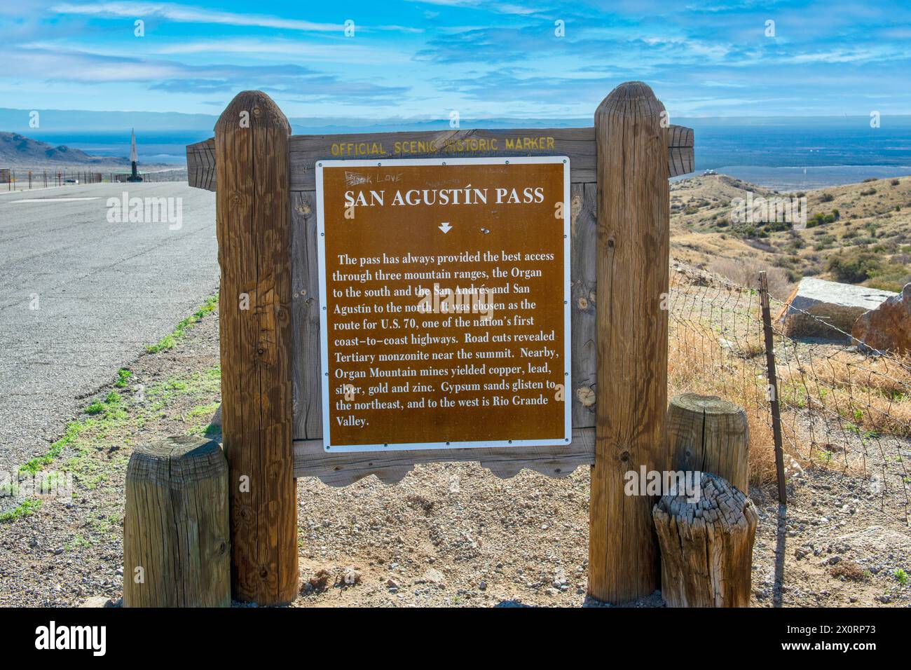 Schild mit dem San Agustin Pass am offiziellen Panoramablick auf White Sands NM Stockfoto