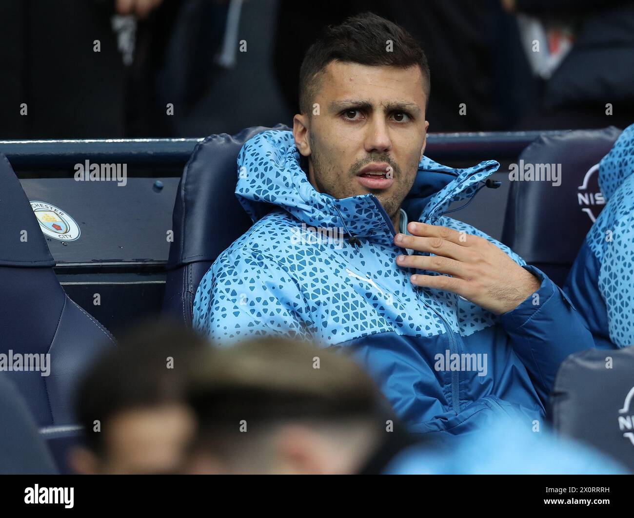 Etihad Stadium, Manchester, Großbritannien. April 2024. Premier League Football, Manchester City gegen Luton Town; Rodri von Manchester City sieht sich von der Ersatzbank an Credit: Action Plus Sports/Alamy Live News Stockfoto