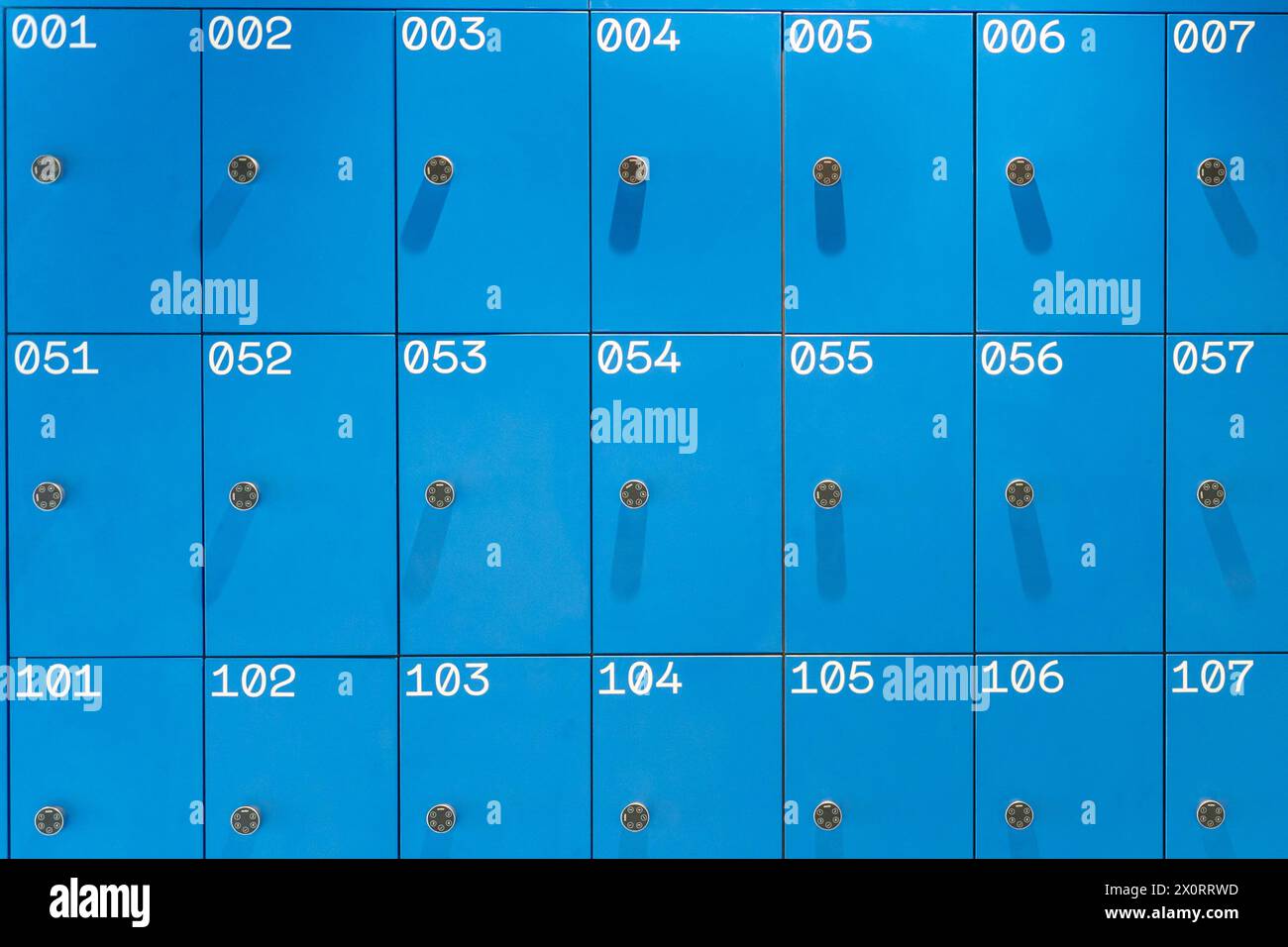 Reihe blauer Schließfächer mit Zahlenschlössern Stockfoto