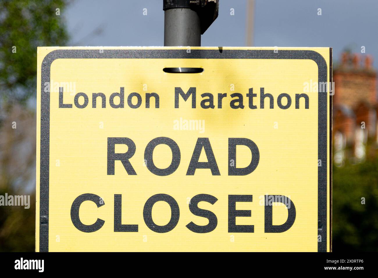 Ein Schild für den London Marathon zur Straßensperrung Stockfoto