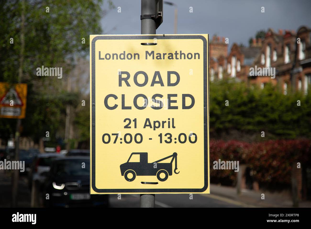 Ein Schild für den London Marathon zur Straßensperrung im Jahr 2024 Stockfoto