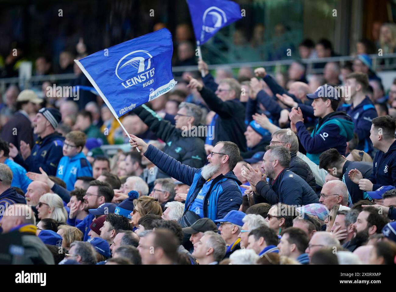 Leinster-Fans feiern auf den Tribünen beim Viertelfinalspiel des Investec Champions Cup im Aviva Stadium in Dublin. Bilddatum: Samstag, 13. April 2024. Stockfoto