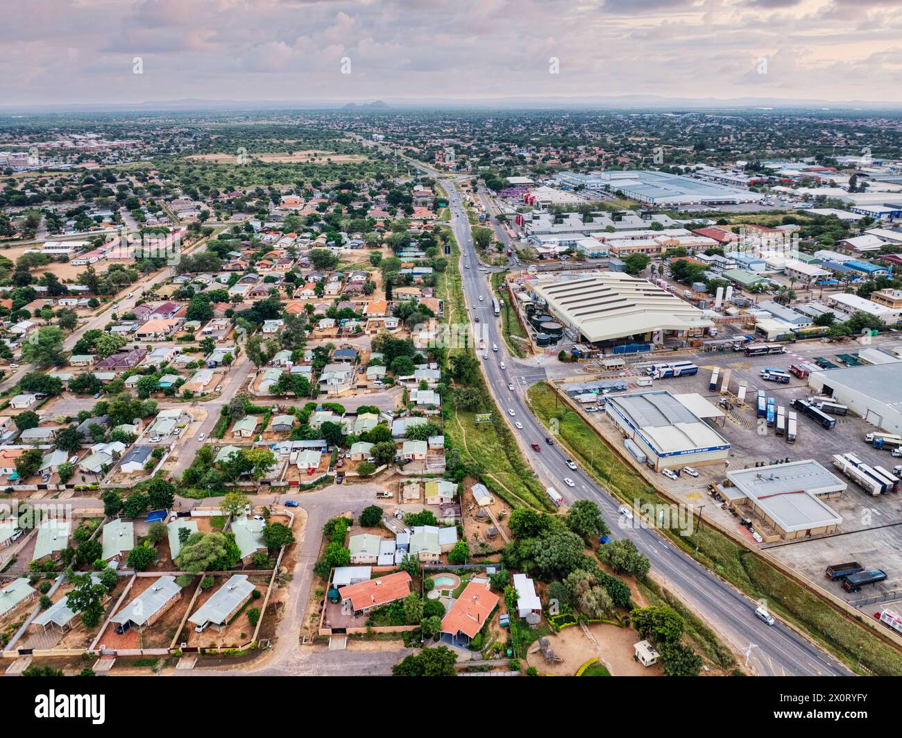 Luftaufnahme des Wohn- und Industriegebietes, das durch eine Straße in Gaborone, der Hauptstadt von Botswana, geteilt wird Stockfoto