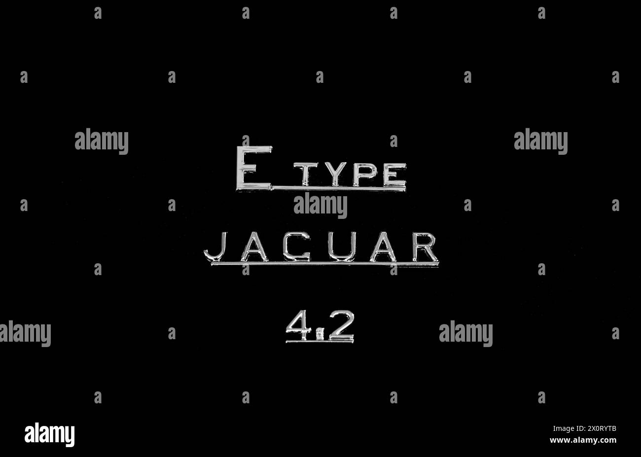 Detaillierte Abbildung des Namens auf dem Lkw eines alten jaguar Sportwagens vom Typ E, 4,2 Stockfoto