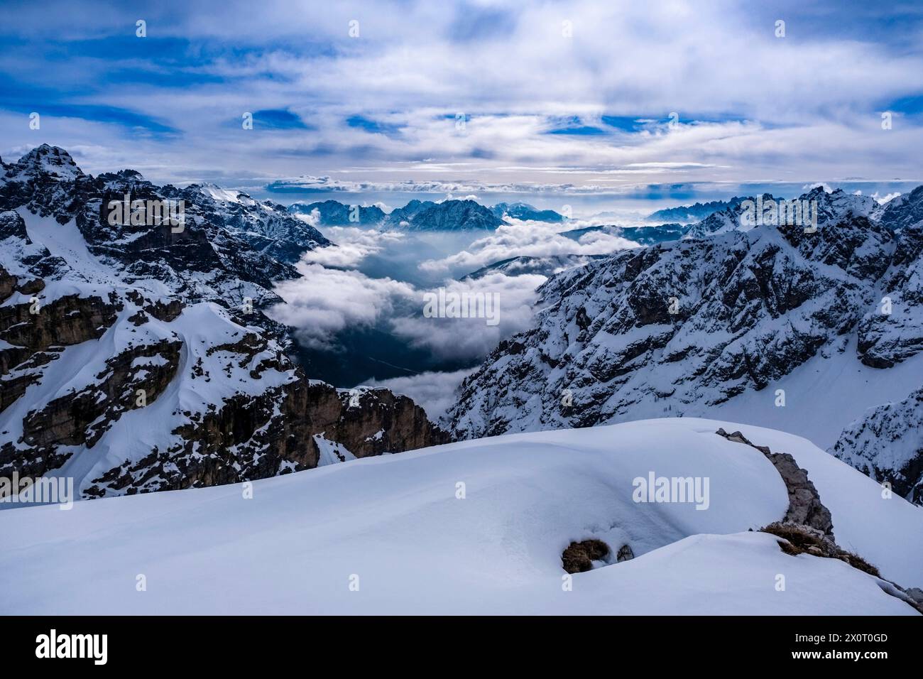 Aus der Vogelperspektive auf das Auronzo-Tal und die schneebedeckte alpine Dolomitenlandschaft im Winter, vom Rifugio Auronzo im Naturpark Tre Cime aus gesehen. Misurina V Stockfoto