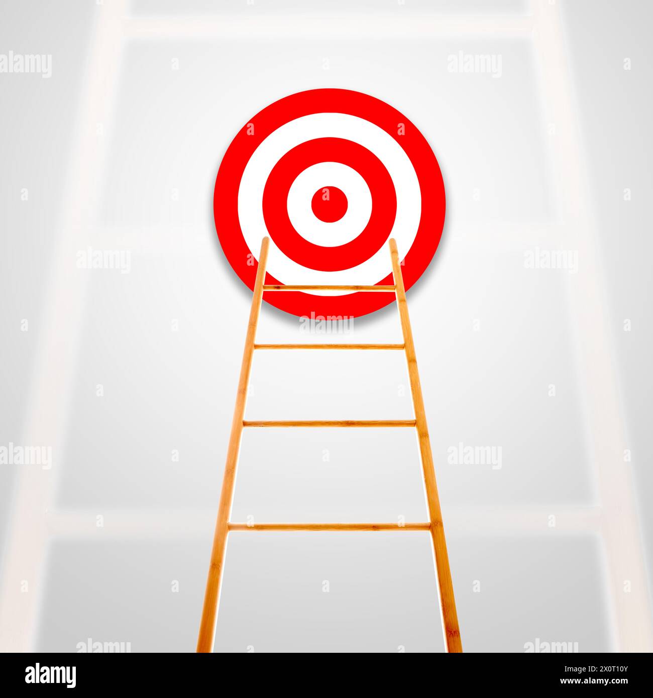Ziel- und Leistungskonzept. Hölzerne Leiter, die zum Bullseye auf hellgrauem Hintergrund führt Stockfoto