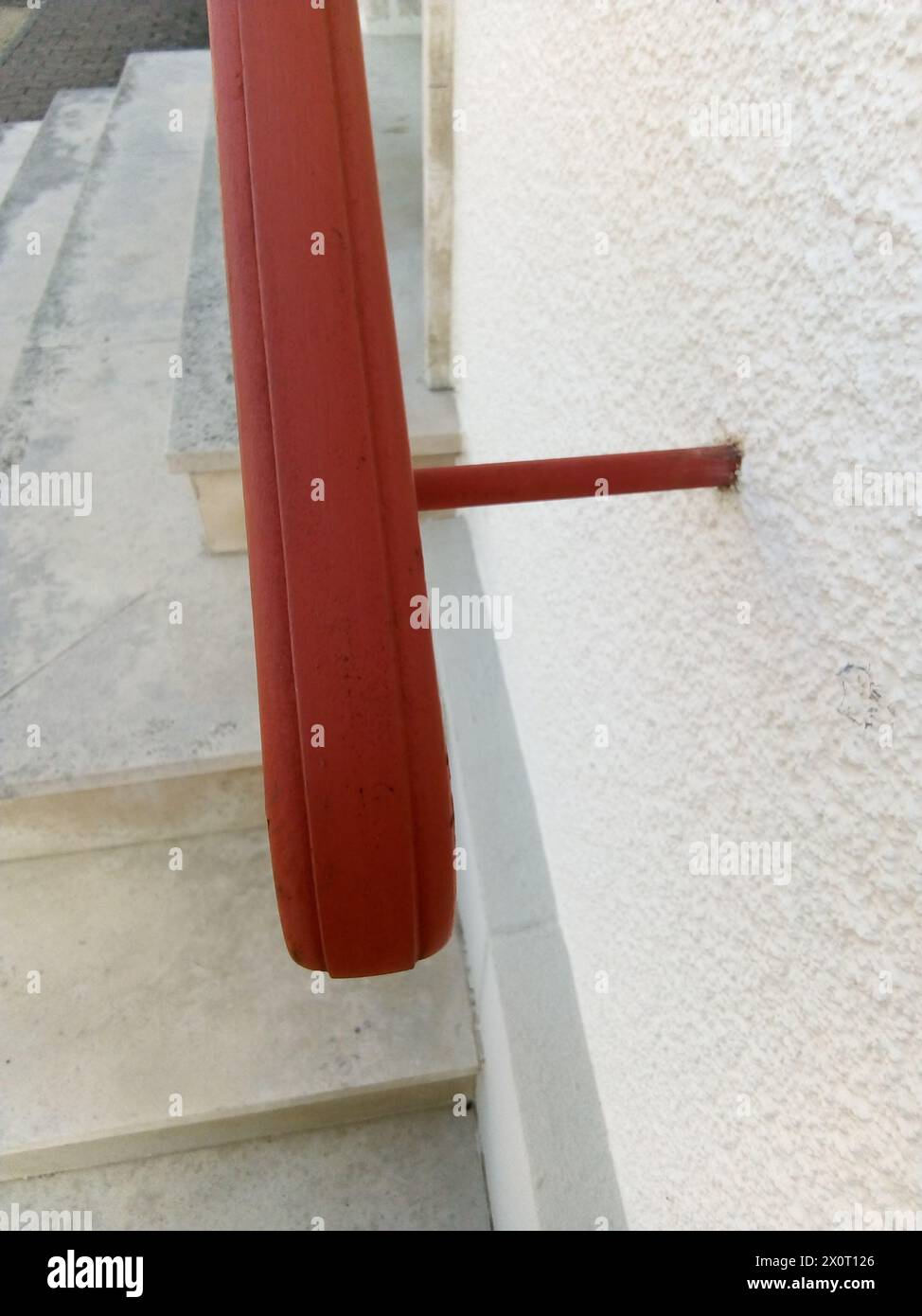 Une rampe rouge devant un Bâtiment en France Stockfoto