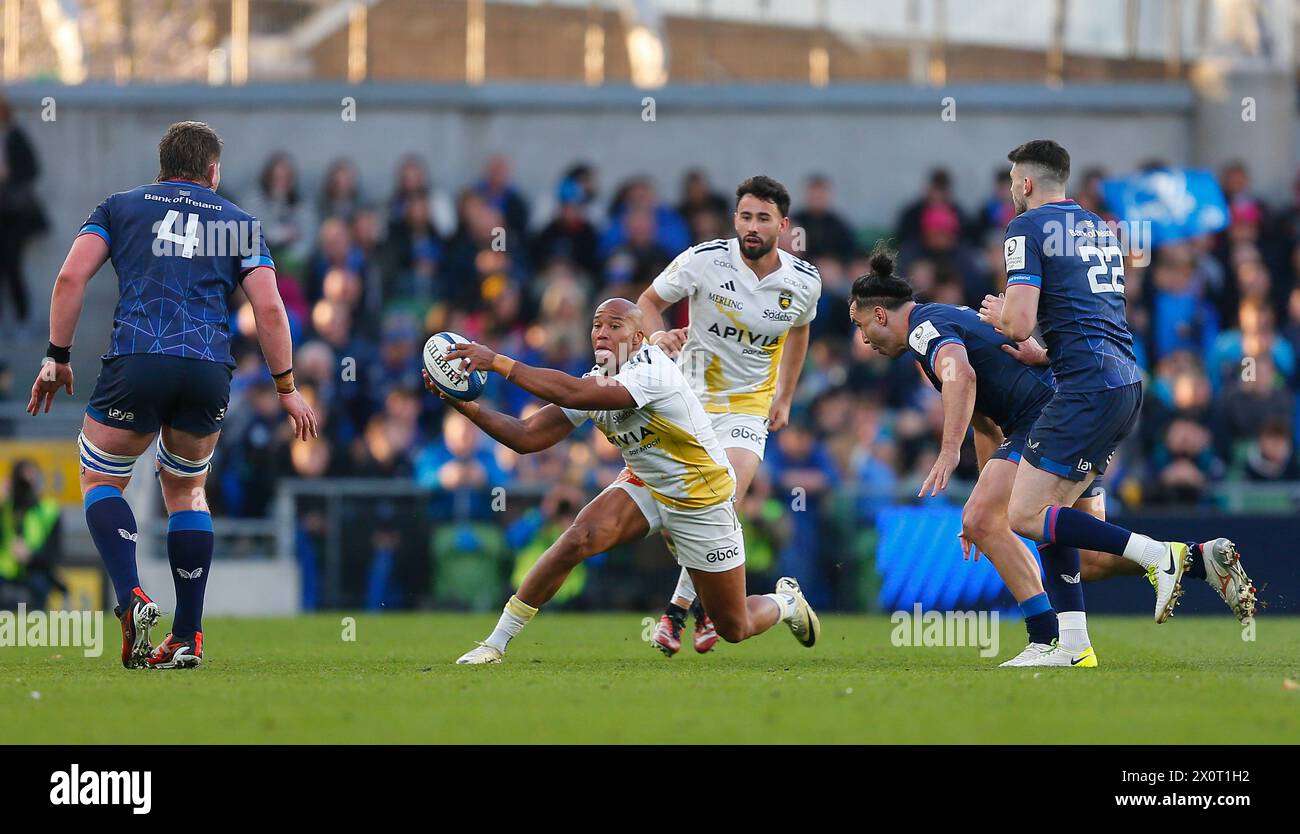 Aviva Stadium, Dublin, Irland. April 2024. Investec Champions Cup Rugby, Leinster gegen La Rochelle; Teddy Thomas von La Rochelle mit einem Dummy Pass Credit: Action Plus Sports/Alamy Live News Stockfoto