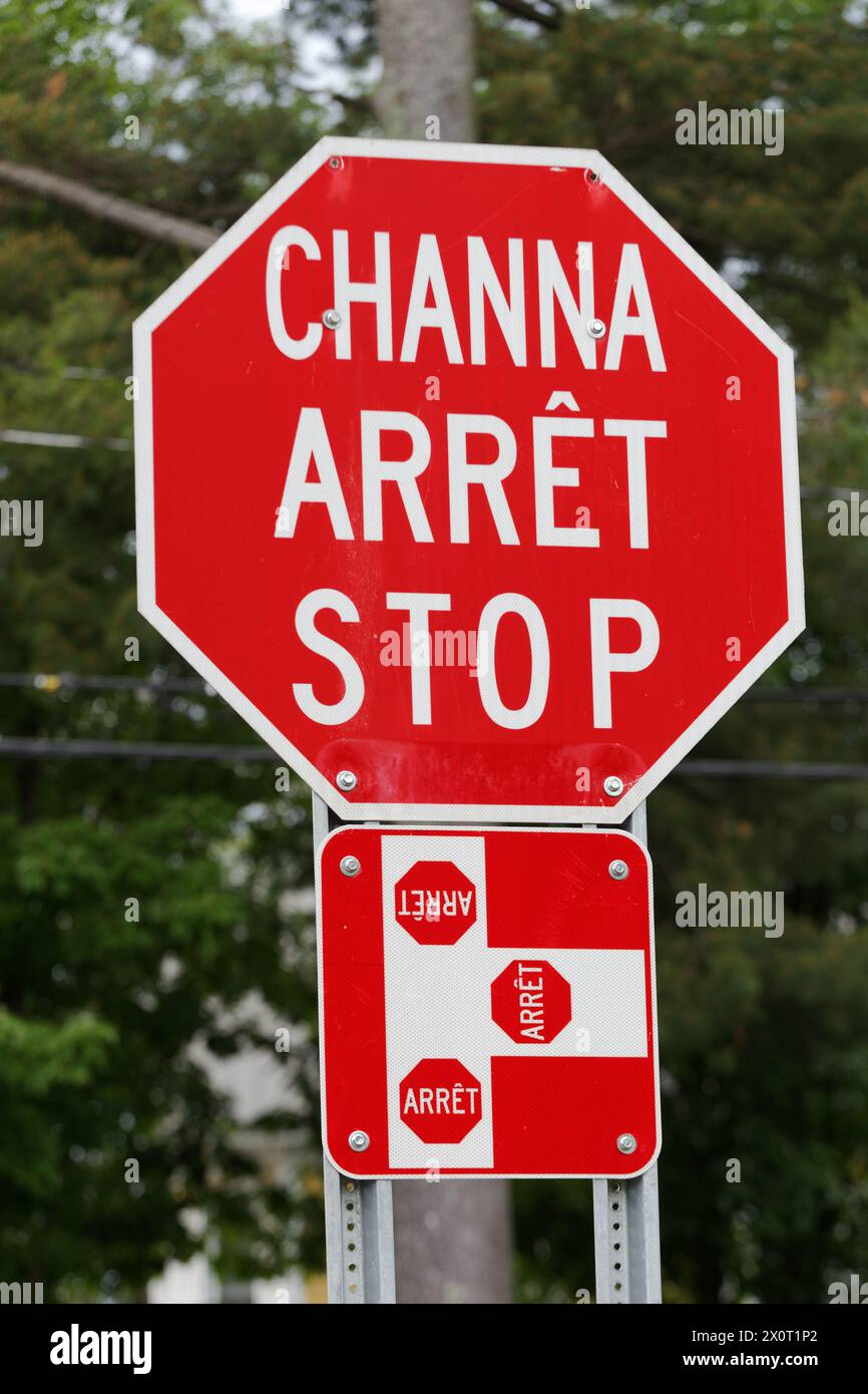 Stoppschild in 3 Sprachen, Aerkani, Französisch und Englisch in Adanak, Québec, Kanada Stockfoto