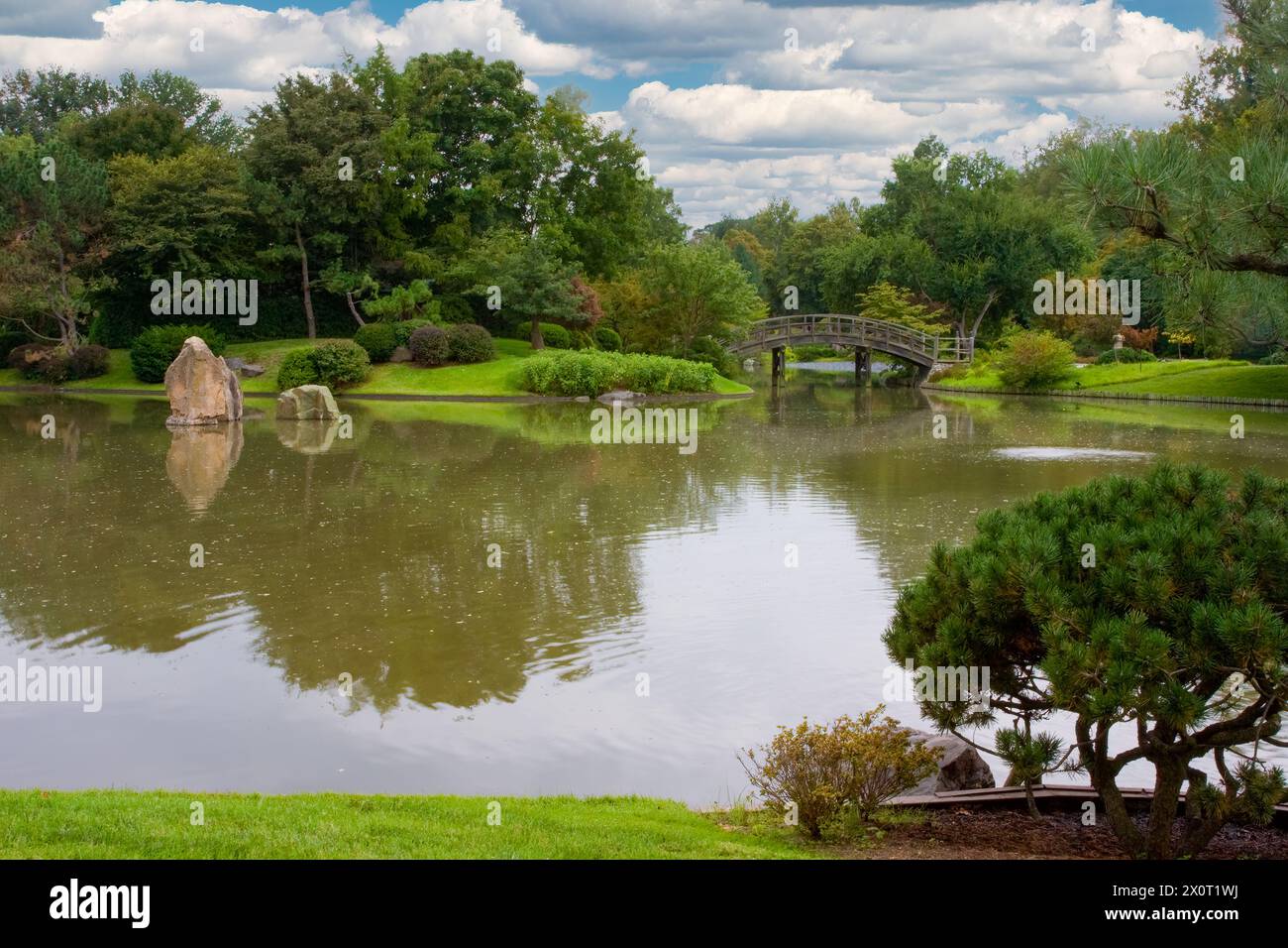 St. Louis, Missouri. Missouri Botanical Garden, Japanese Garden, Drum Bridge. Paradise Island, die drei massiven Steine auf der linken Seite, stellen den Mount dar Stockfoto