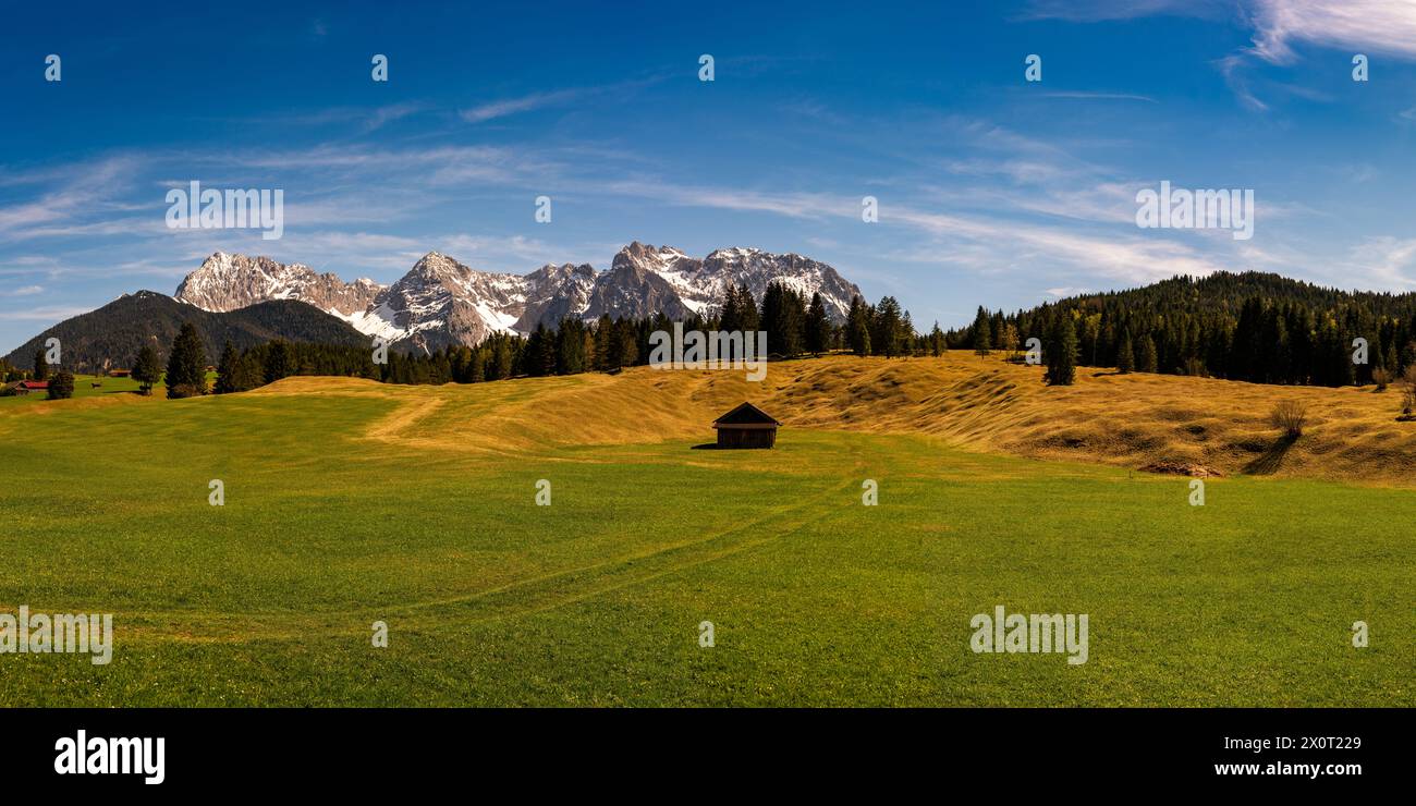 Berglandschaft, Alpen, Hütte, Wiese, Berg, Felsschnee, Gipfel, Frühling Stockfoto