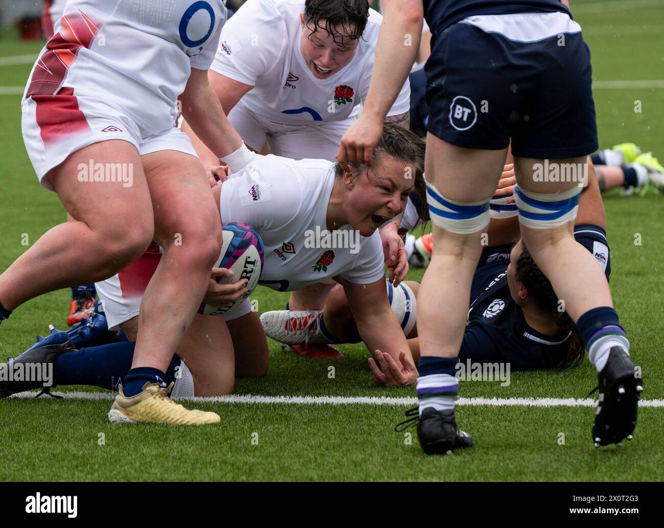 Edinburgh, Großbritannien. April 2024. Die Frauen-Six-Nations-Meisterschaft – Schottland gegen England England Hooker, Amy Cokayne, taucht in der 6. Minute über die Linie, während Schottland 2024 womenÕs im Hive-Stadion in Edinburgh gegen England antritt. Quelle: Ian Jacobs/Alamy Live News Stockfoto