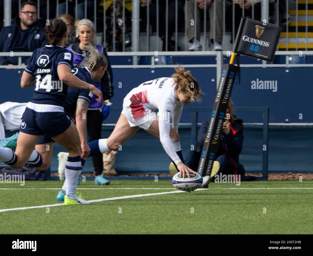 Edinburgh, Großbritannien. April 2024. Die Women's Six Nations Championship - Scotland gegen England England Fullback, Ellie Kildunne, überspringt in der 64. Minute, als Schottland in der womenÕs 6 Nations Championship 2024 im Hive Stadion in Edinburgh gegen England antritt. Quelle: Ian Jacobs/Alamy Live News Stockfoto