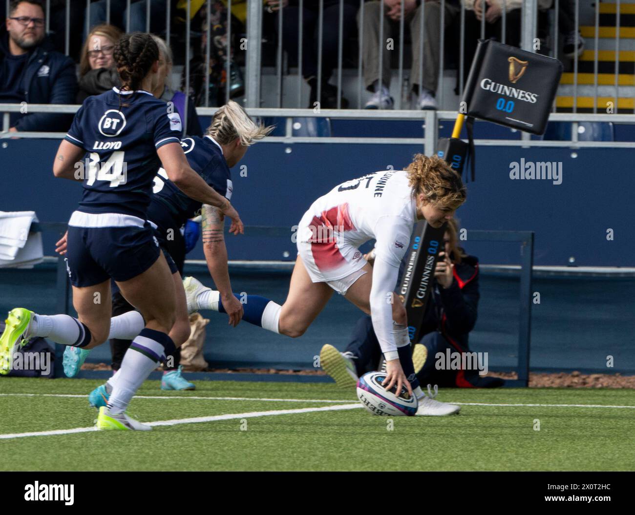 Edinburgh, Großbritannien. April 2024. Die Women's Six Nations Championship - Scotland gegen England England Fullback, Ellie Kildunne, überspringt in der 64. Minute, als Schottland in der womenÕs 6 Nations Championship 2024 im Hive Stadion in Edinburgh gegen England antritt. Quelle: Ian Jacobs/Alamy Live News Stockfoto