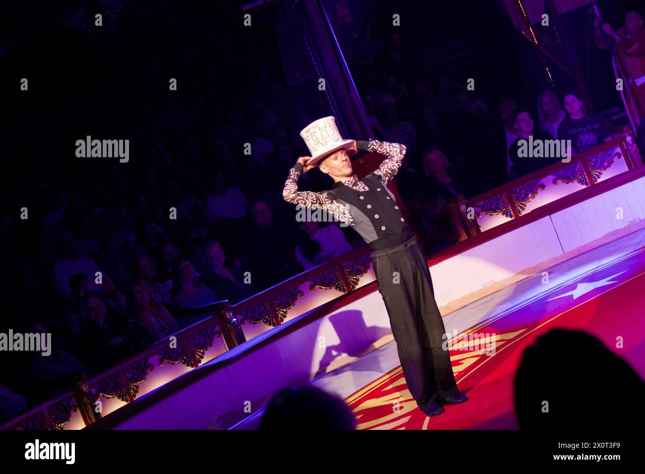 Köln, Deutschland, 12. April 2024. Kunstfans mit vielen Prominenten besuchen die Premiere von Roncalli Circus and Theater. Stockfoto