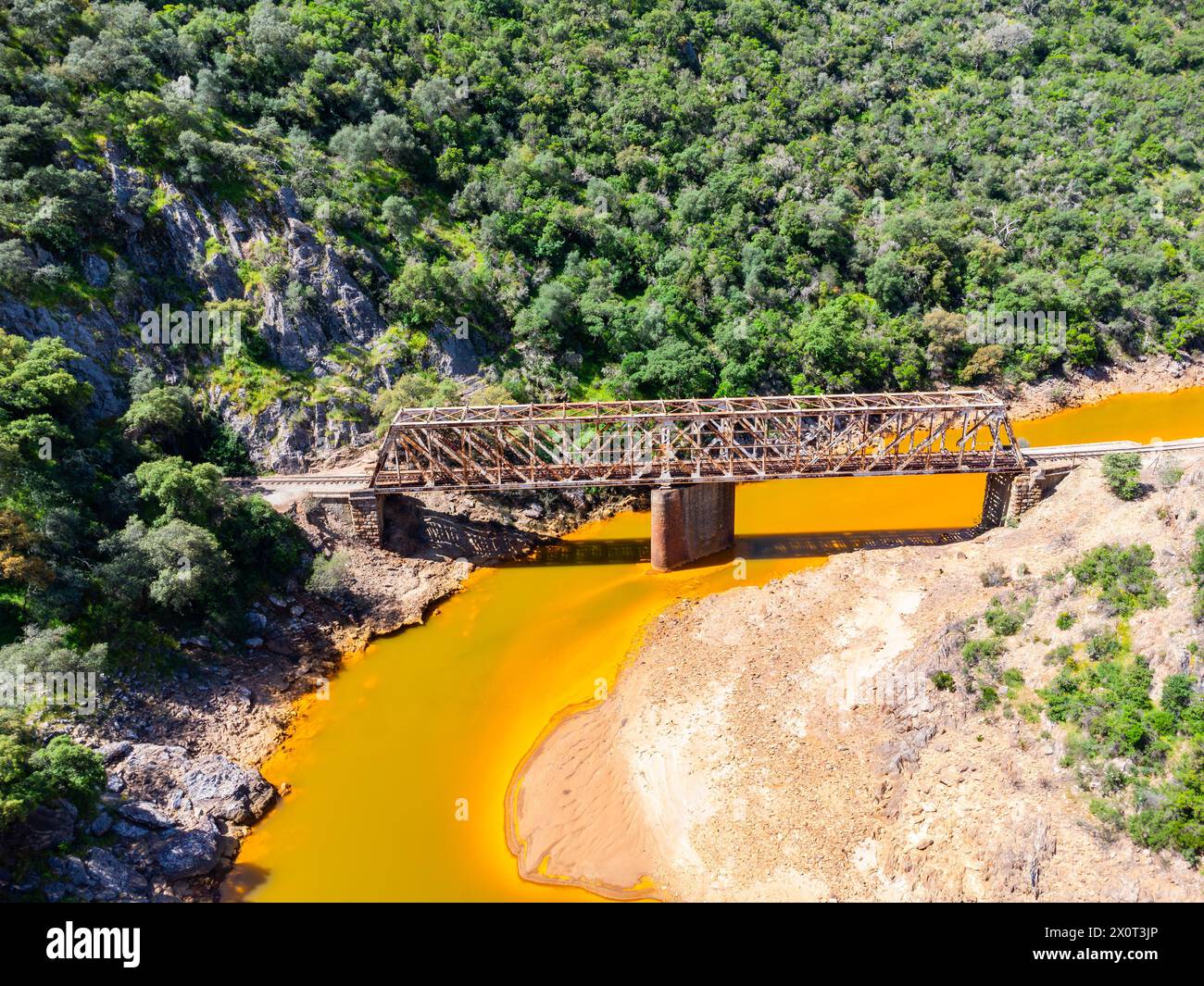 Die Salomon-Brücke über den roten Fluss Rio Tinto ist eine Eisenbahnbrücke in der Provinz Huelva und war ursprünglich Teil der Riotinto-Eisenbahn Stockfoto