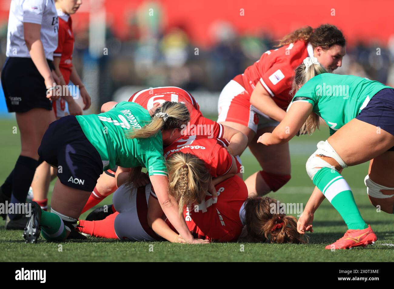 Cork, Irland. April 2024. Virgin Media Park Alisha Metzger (hintere Reihe) und Abbie Fleming (zweite Reihe) mit Natalia John (zweite Reihe), die hart für Wales.Ireland gegen Wales 2024 (Hugh de Paor/SPP). /Alamy Live News Stockfoto