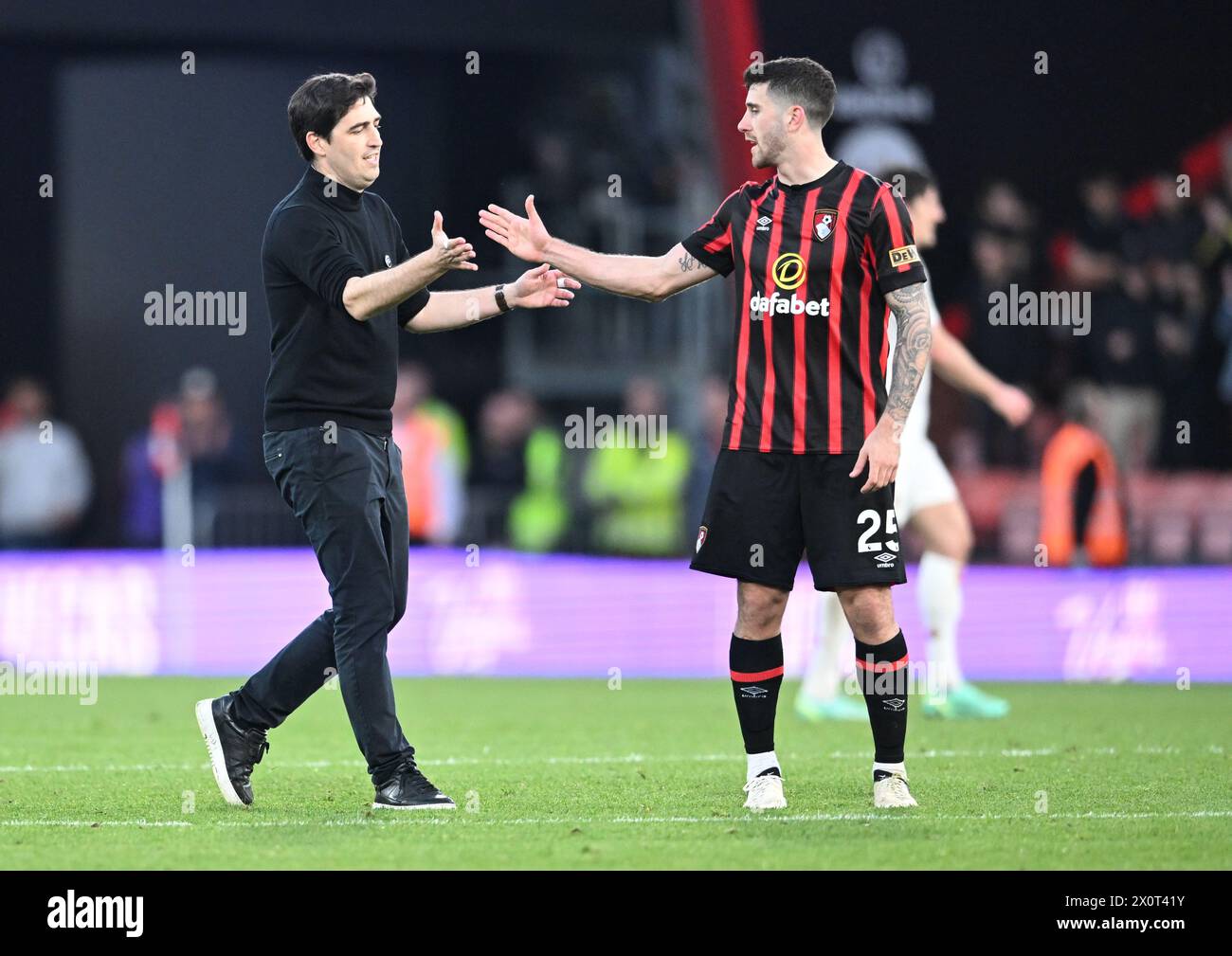 Vitality Stadium, Boscombe, Dorset, Großbritannien. April 2024. Premier League Football, AFC Bournemouth gegen Manchester United; Andoni Iraola Manager von Bournemouth mit Marcos Senesi nach dem Spiel Credit: Action Plus Sports/Alamy Live News Stockfoto