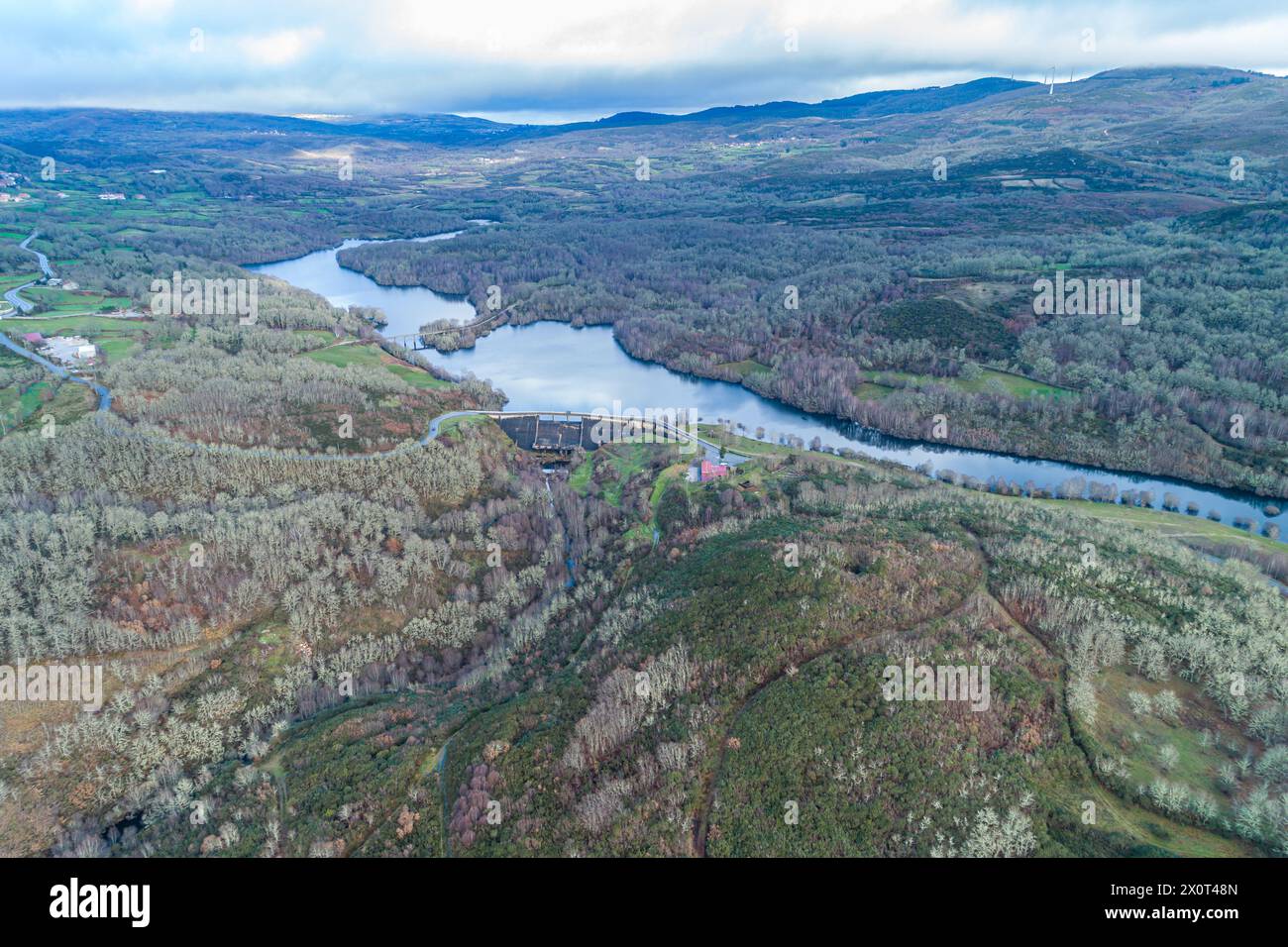 Luftaufnahme mit Drohne auf den Sezelhe-Stausee, Gemeinde Montalegre. Portugal Stockfoto